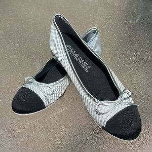 Chanel Metallic Silver Textured Woven Fabric And Black CC Cap Toe Bow Flats 37